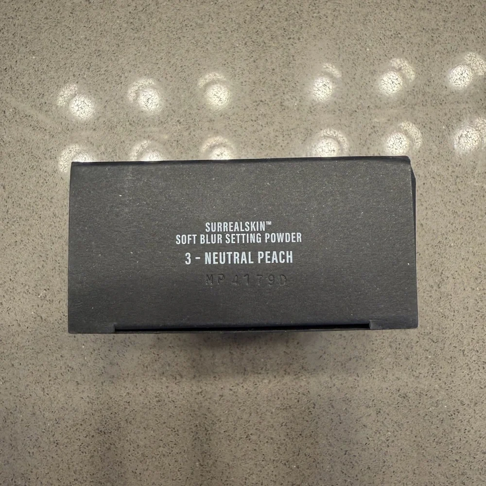 MAKEUP BY MARIO SurrealSkin Talc-Free Soft Blur Setting Powder Neutral Peach 3